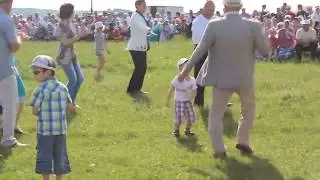 Кечкенә малай бик матур татарча бии 😍😂😃