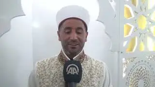 Çiçeklerle donattığı camiye gelenlere ikramda bulunuyor