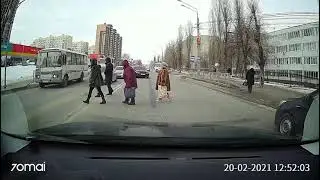 Водитель чуть не сбил пешеходов