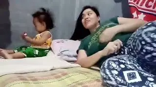 ibu menyusui dedek bayi 