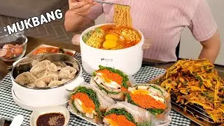 Cooking Mukbang :) Chicken Breast Carrot râpée Sandwich, Ramen, Dumplings, Sweet Potato Fritters.