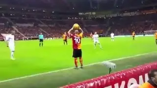 Sneijder ringrazia il tifoso che gli risolve il dubbio sulla rimessa laterale