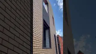 Кладка облицовочного кирпича с выделением окон.