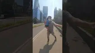 SCBD pake sepatu roda sambil gendong anak