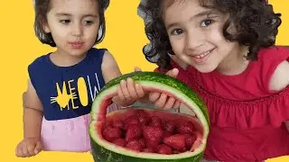 Hilal öykü çilekli karpuz yediler. SISTERS EATING STRAWBERRY WITH WATERMELLON
