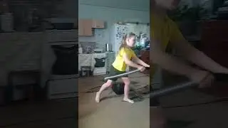 Дочь пылесосит