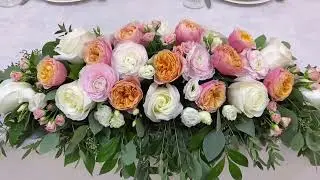 Композиция на стол молодоженов из пионовидных роз и ранункулюсов