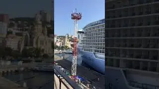 Океанский круизный туристический лайнер во Владивостоке, длиною 350 м.