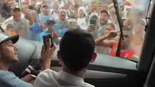 Neymar chegando no estádio em Santos