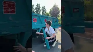 Multifunctional heavy-duty electric tricycle