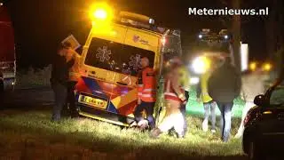 Ambulance vast in berm bij ernstig ongeval Veenhuizen