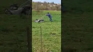 Скос травы газонокосилкой.