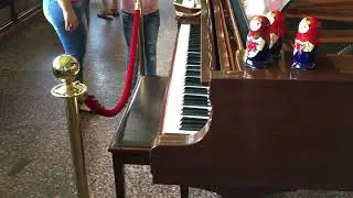 Рояль сама играет