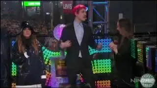 Ninja tries to make a million people floss