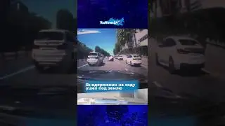 Внедорожник на ходу ушел под землю