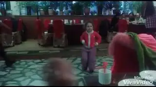 Амина зажигает в кафе