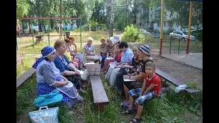 На завалинке