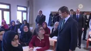 Basbakan Davutoglu Tevfik İleri Anadolu İmam Hatip Lisesini ziyaret etti