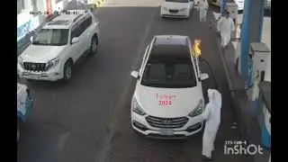 لحظة  اشتعال النار في سيارة تتزود بالبنزين شاهد ردة فعل مواطن وعامل المحطة لتفادي الكارثة
