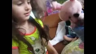 Прикол)) Девочка воспринимает кукольную игрушку за живую))Кукольный театр( АНЖЕЛИКА И ПЯТАЧОК)