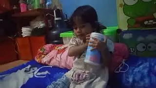 Aisyah Lagi Belajar Berhitung Dengan Uang Recehan