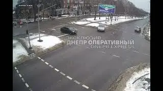 В Днепре на проспекте Поля Mitsubishi протаранил Nissan
