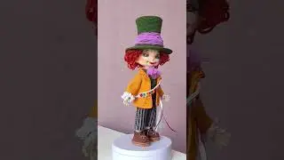 Шляпник из сказки "Алиса в стране чудес".Высота без шляпы 20 см. Одежда и обувь съëмная.