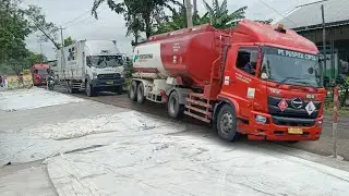 woww truk tangki truk besar melewati jalan macet #truk #truck #fuso #truktangki #trukbesar #bus 