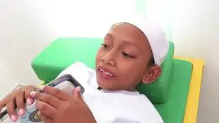 Sunat Lucu Terbaru Sambil Maen HP oleh Dokter Tampan