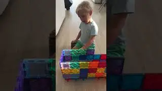 Ребенок играет с магнитными плитами #beachbaby #funnybaby #beachplay #kids #funnyclips #swimming