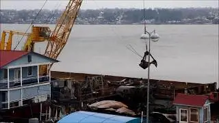 Сгоревший дебаркадер «Мирной пристани» разбирают