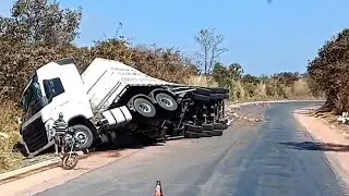 Caminhão tomba na curva da BR-251 em Minas Gerais