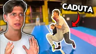 CADE PROVANDO IL BACKFLIP DURANTE LA LEZIONE DI PARKOUR