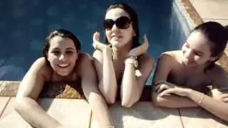 Brisando na piscina