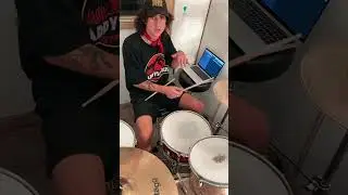 One minute beginner drum lesson! How to play a basic beat on the drums