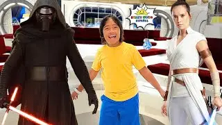 Batalla con sables de luz de Kylo Ren contra Rey en el Hotel Star Wars de Disney's World