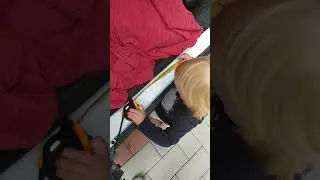 Она никуда не ходит бе метра🤔