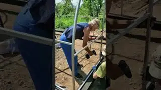 Строим теплицу 🔨🏡 😊 