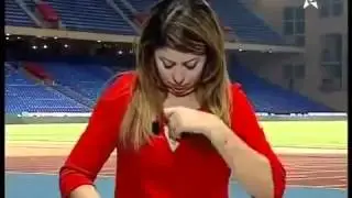 موقف محرج لمذيعة بسبب ملابسها