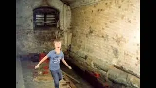 Ааа где я, но в подвале (оригинал мема)