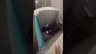 школьный туалет на перемене 