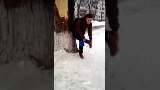 НОВЫЙ КОНТЕНТ ДВОЕ ШКОЛЬНИКОВ БЕГАЮТ ПО СНЕГУ БЕЗ НОСКОВ!!!