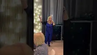 Лилиана на сцене с песней "ПРИВОРОЖУ"