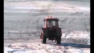 Ушёл под лёд. Tractor went under the ice