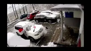 Плита на машину с крыши дома.
