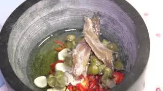 Соус чили с каперсами и анчоусом.