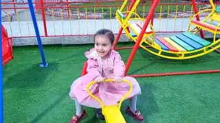 Влог Лялика  катаются на качелях. Игра на детской площадке