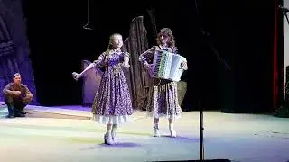 КАЛАШНИКОВЫ: Мама и дочка исполняют  "КАТЮШУ"