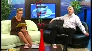 Aihan Omer primeste la Banat TV o carte de la Editura Orizonturi