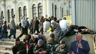 Лукашенко с бомжами на вокзале